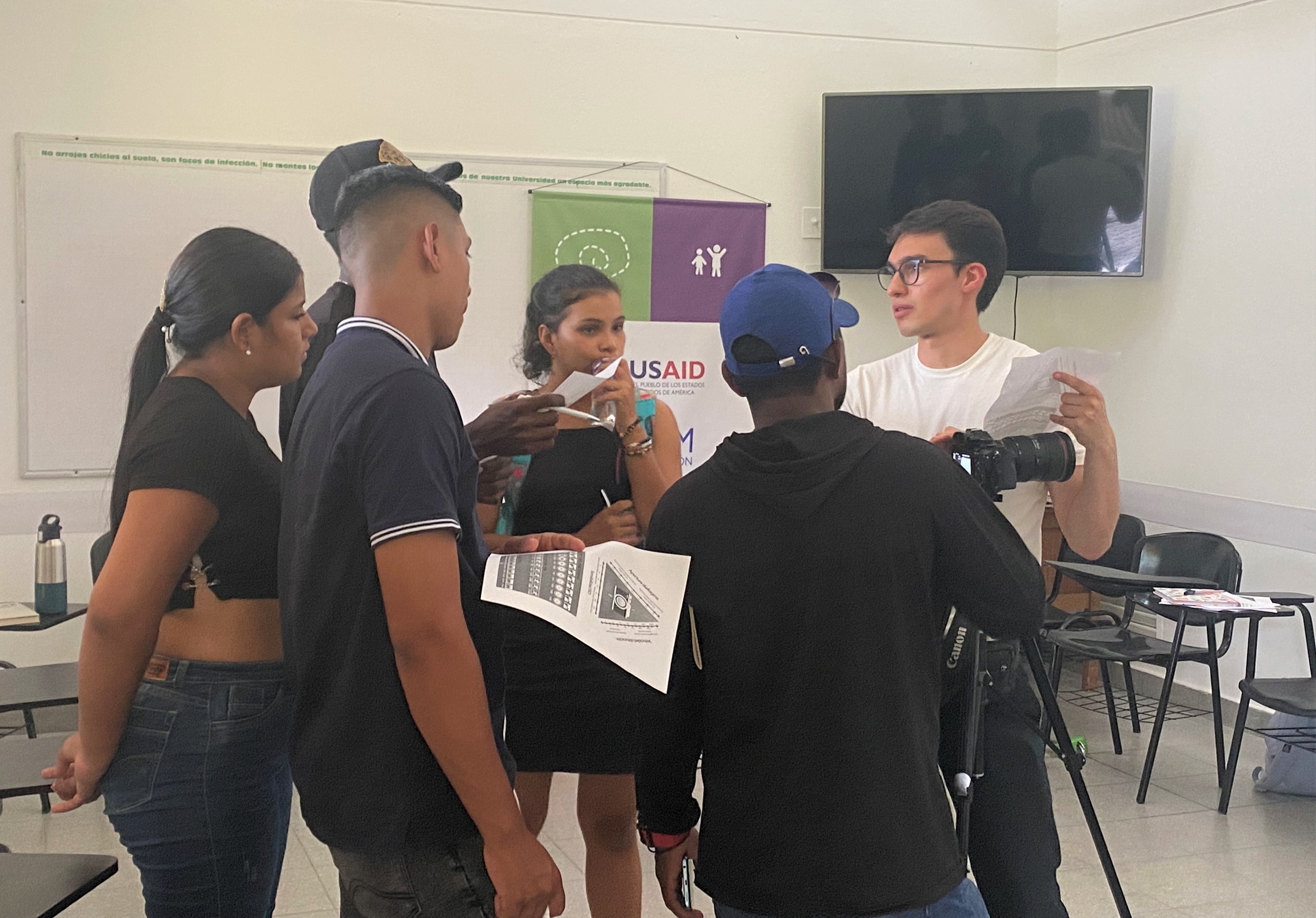 Jovenes toman clases de video como parte del programa Resilientes