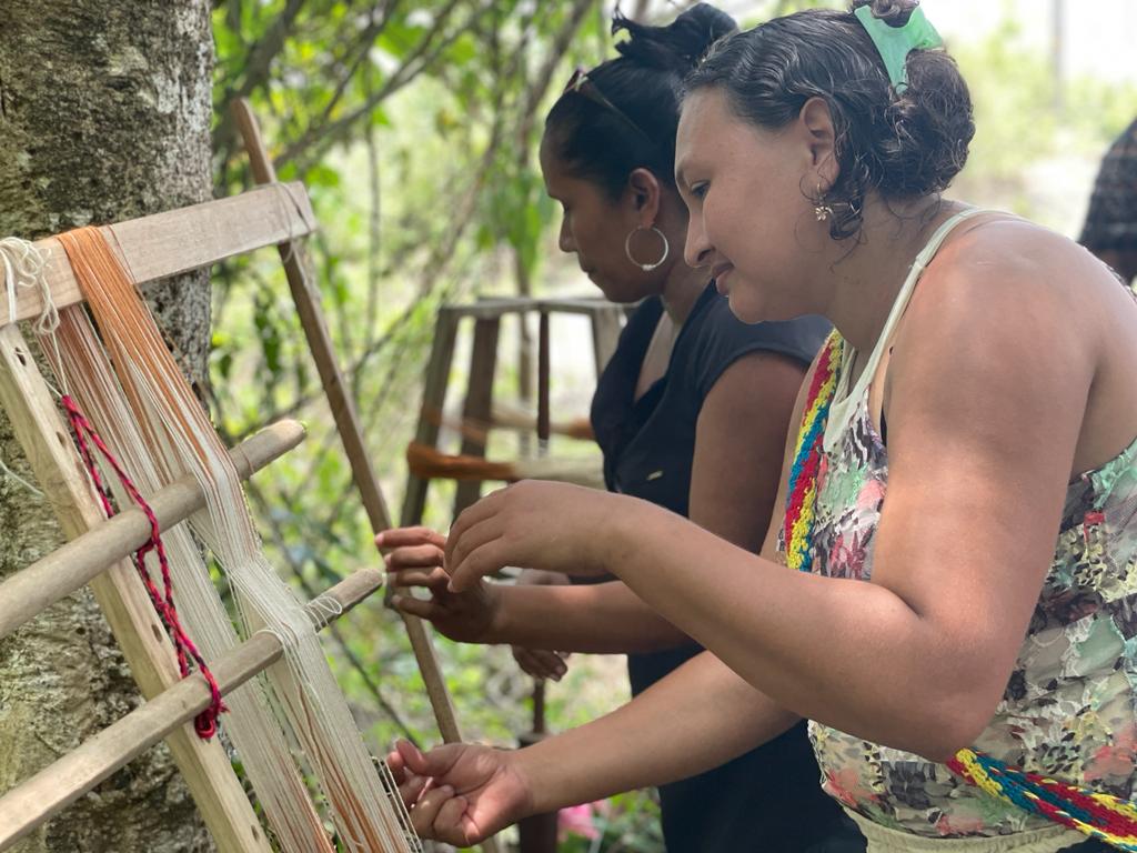 Dos mujeres haciendo demostracion del tejido tradicional 2022