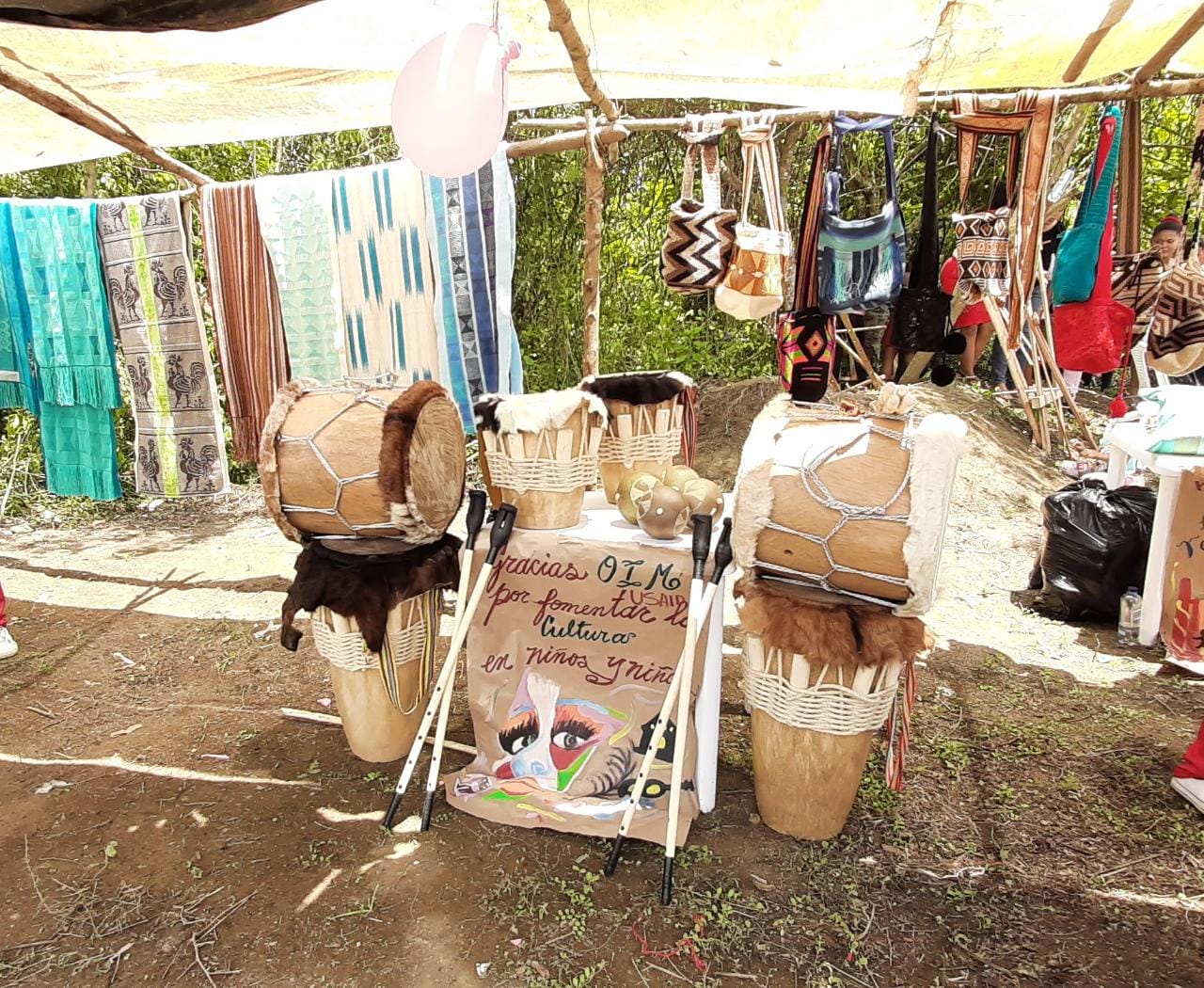 Tejido mochilas y tambores en la Cunda Gaitas en Las Mercedes